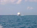 Boot Antiparos-Paros Blick auf Boot und Ungluecksfelsen